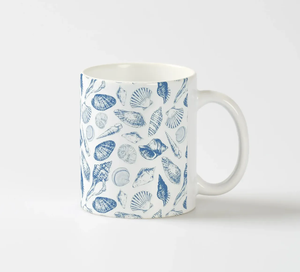 Creature subacquee tropicali in blu e bianco tazza in ceramica da Painted Nature