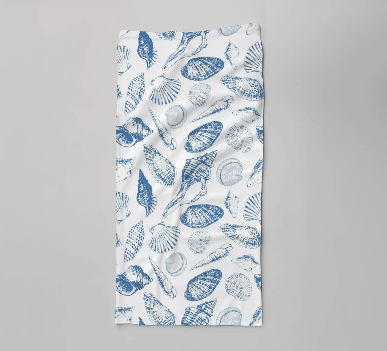 Creature subacquee tropicali in blu e bianco asciugamano da bagno da Painted Nature