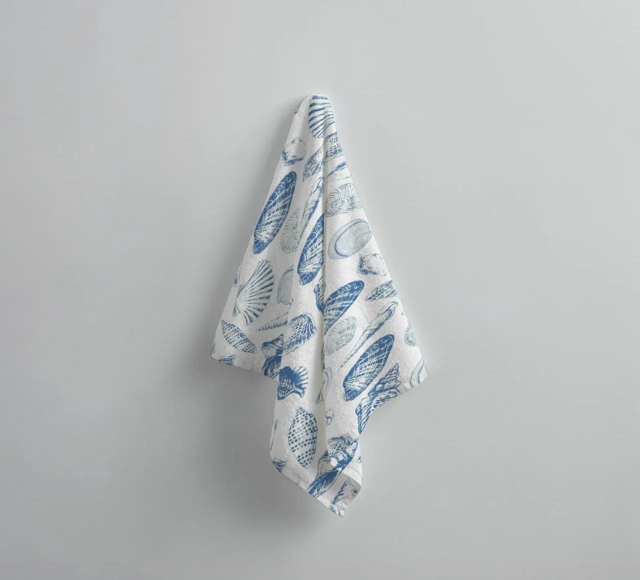 Creature subacquee tropicali in blu e bianco asciugamano da bagno da Painted Nature