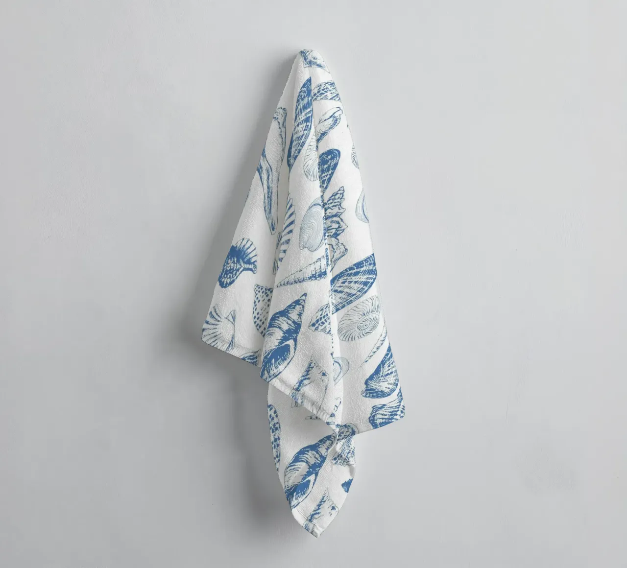 Creature subacquee tropicali in blu e bianco asciugamano da bagno da Painted Nature