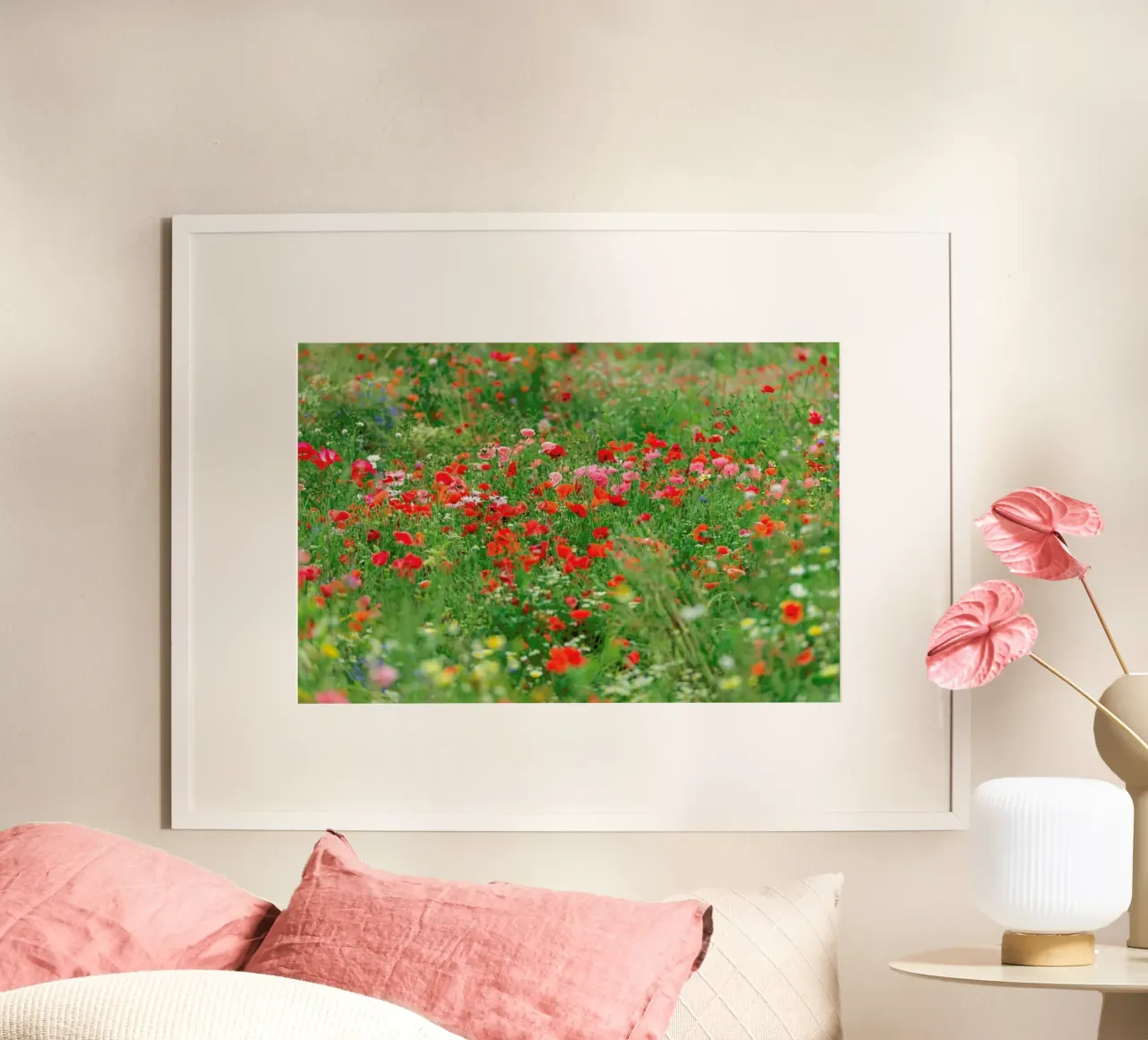 Wild Red Pink Poppyfield poster con telaio in plastica da Curious Collections by Marielle Leenders