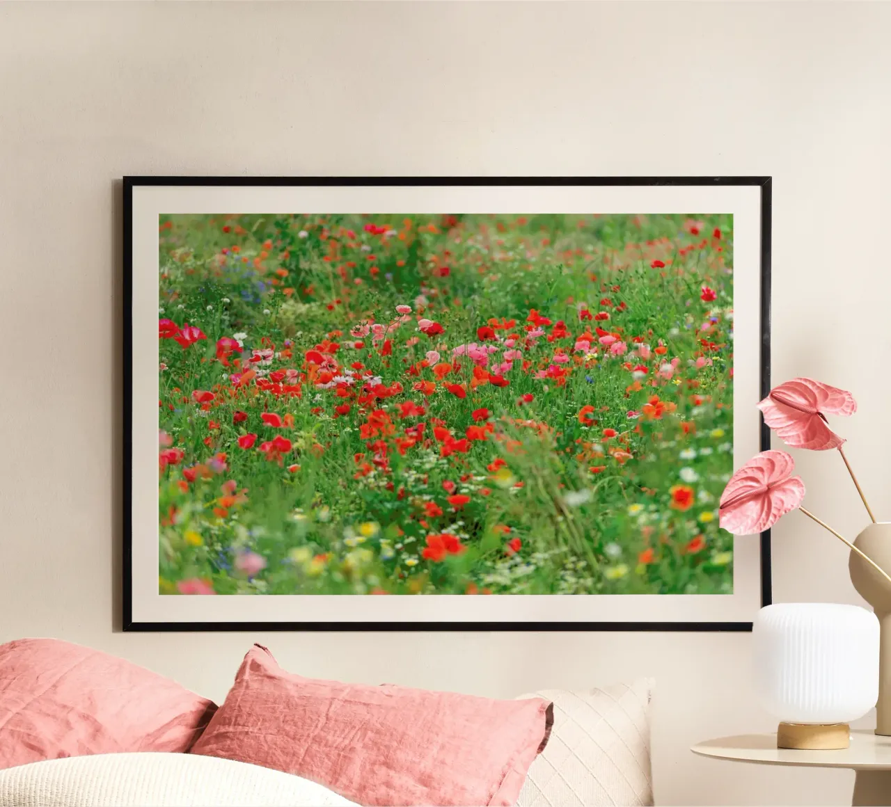 Wild Red Pink Poppyfield poster con telaio in plastica da Curious Collections by Marielle Leenders