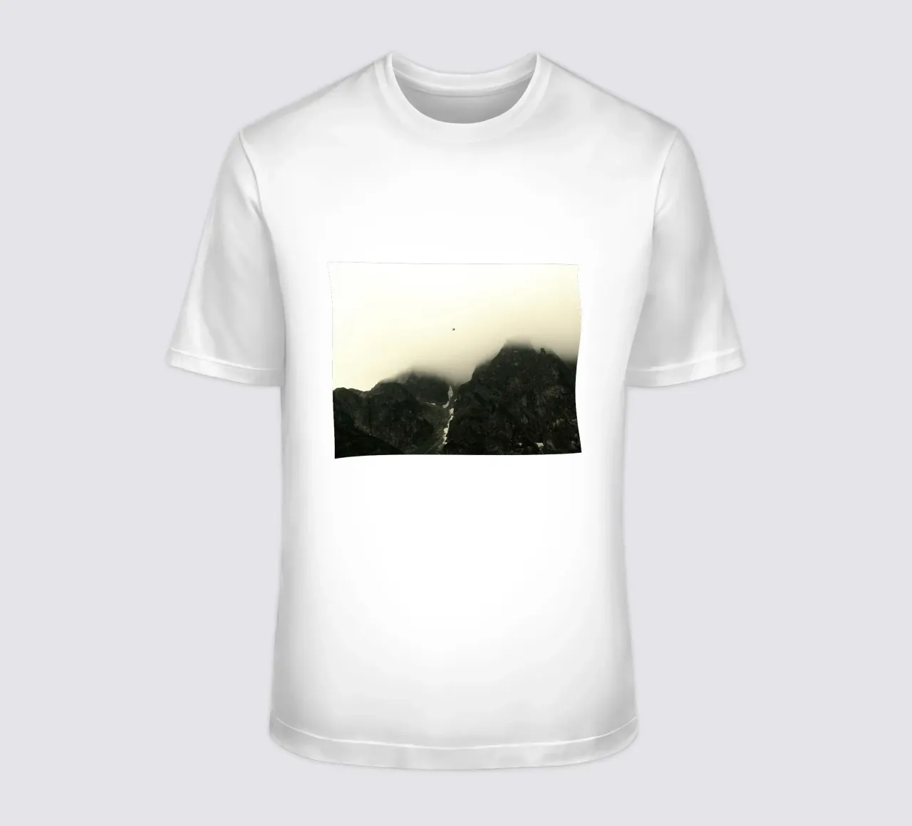 nebbia in montagna t-shirt da Earthly Visions