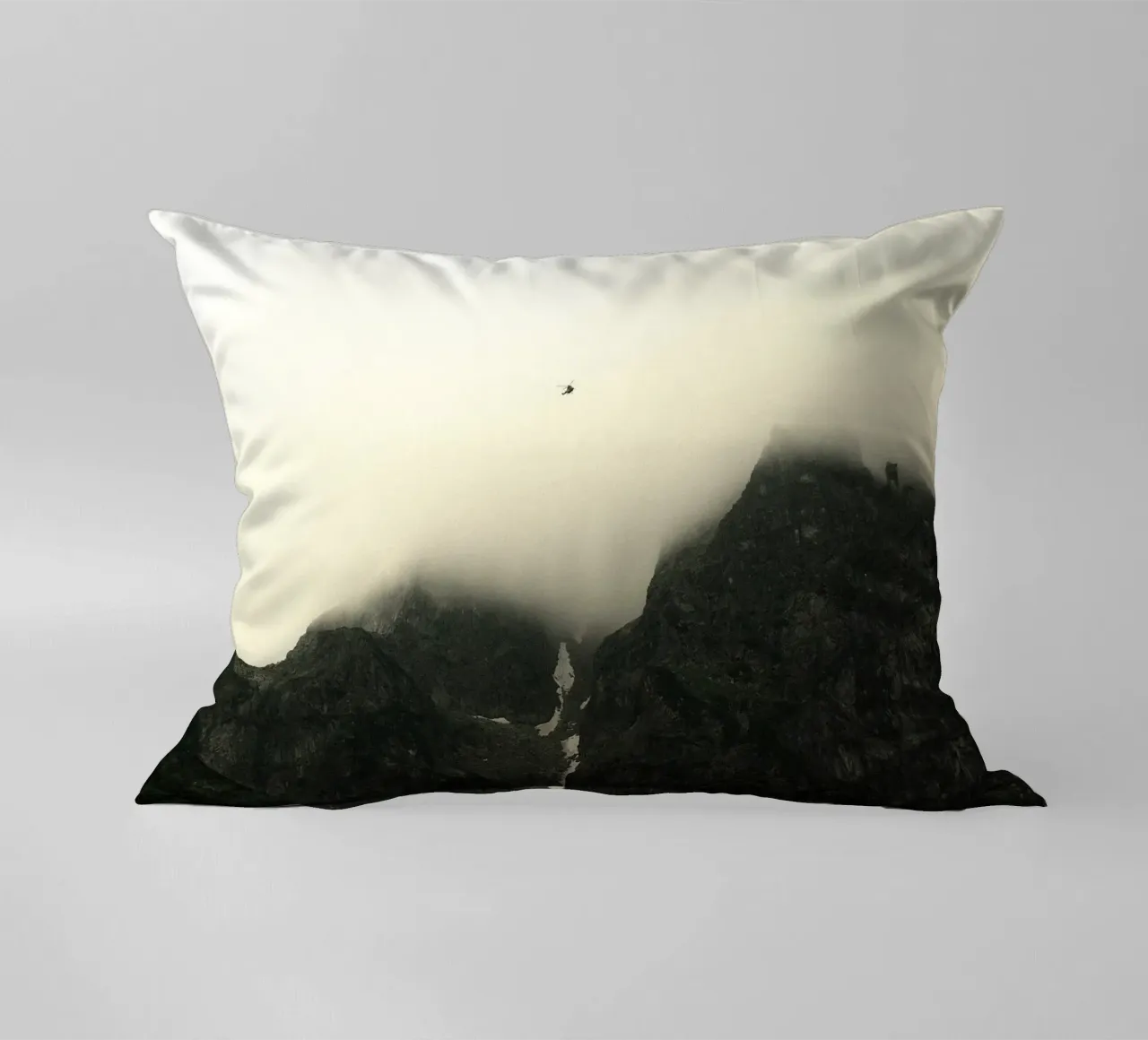nebbia in montagna cuscino da Earthly Visions
