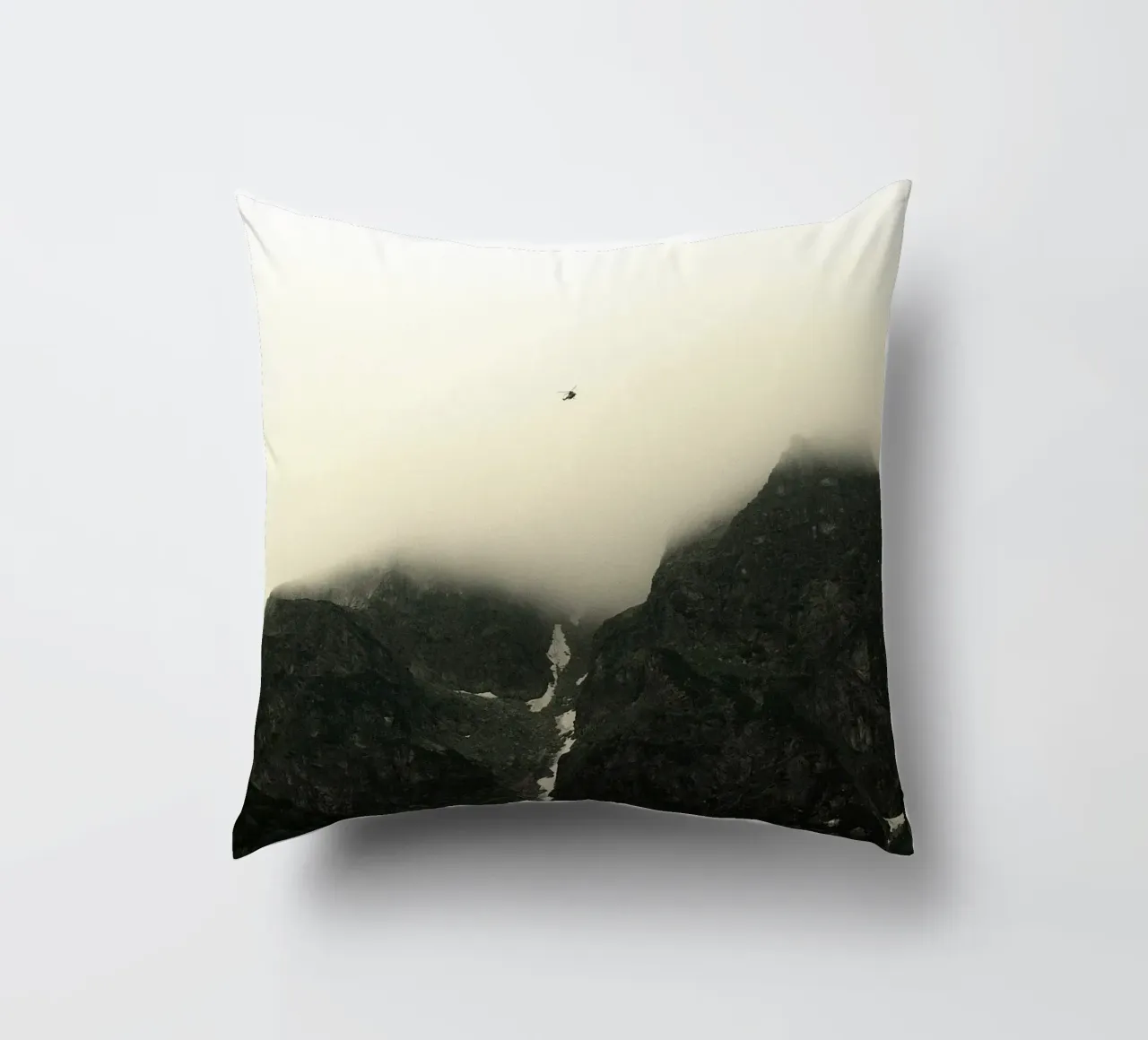 nebbia in montagna cuscino da Earthly Visions