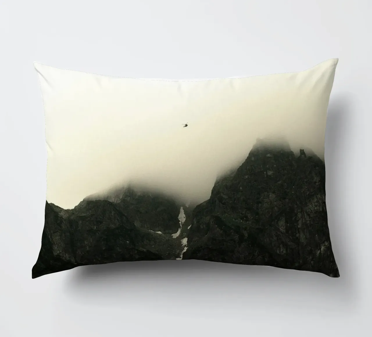 nebbia in montagna cuscino da Earthly Visions