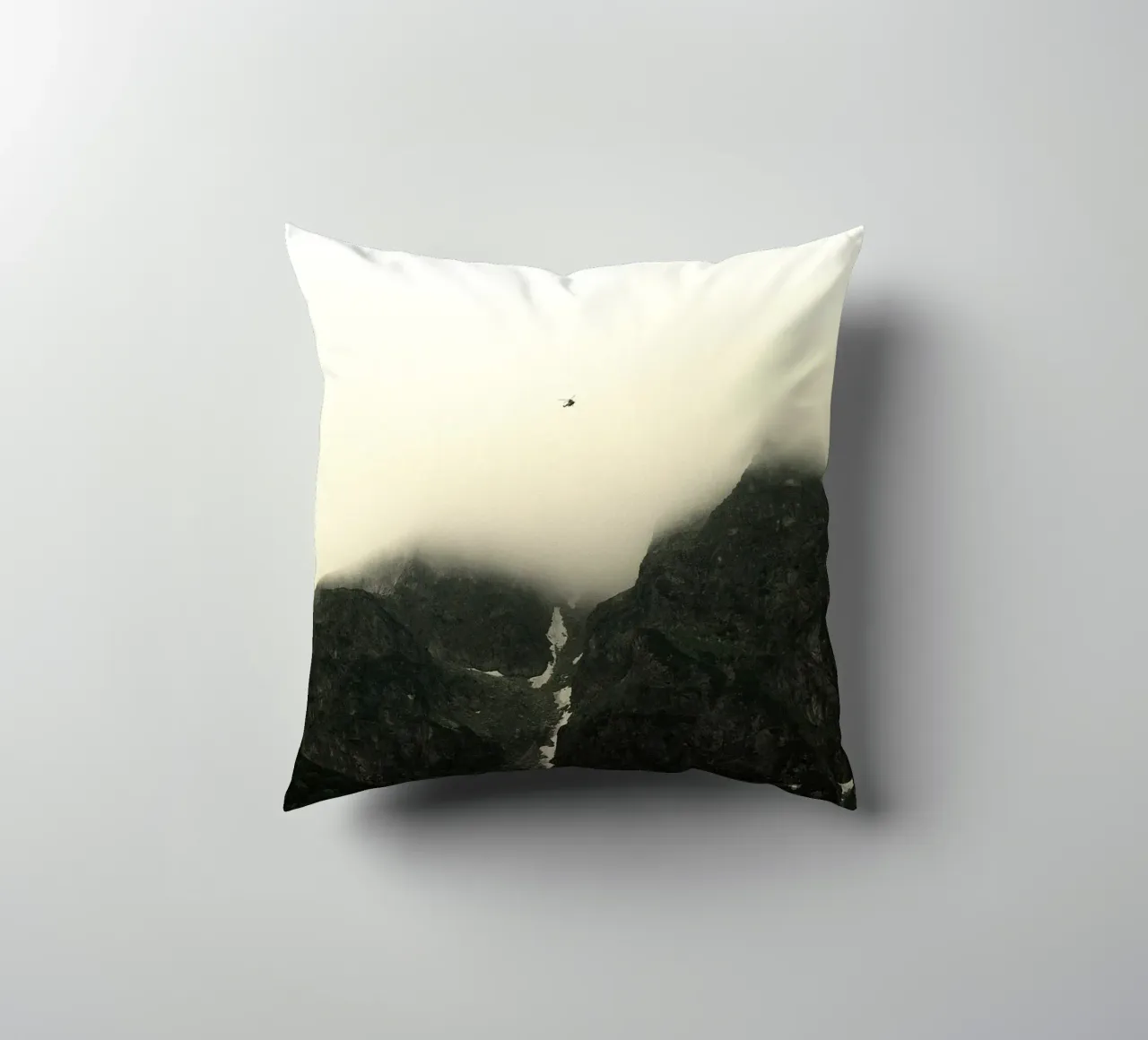 nebbia in montagna cuscino da Earthly Visions