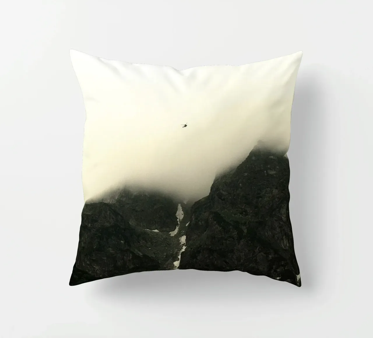 nebbia in montagna cuscino da Earthly Visions