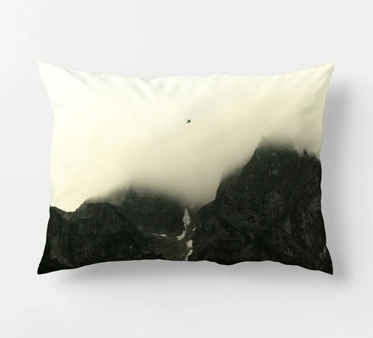 nebbia in montagna cuscino da Earthly Visions