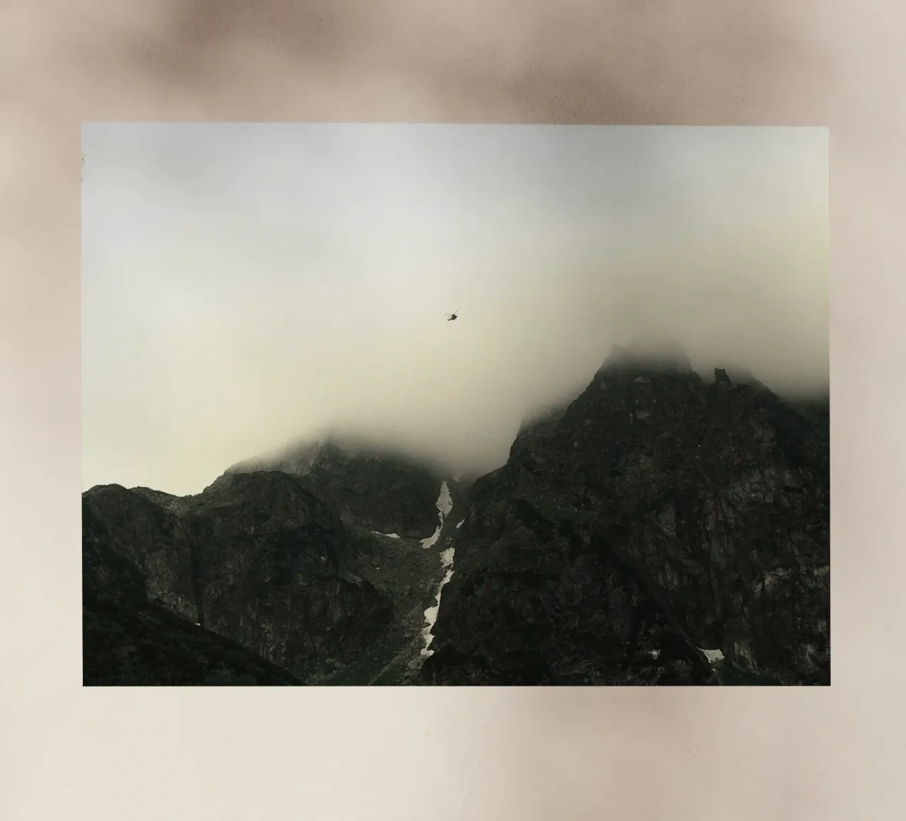 nebbia in montagna pellicola backlit da Earthly Visions