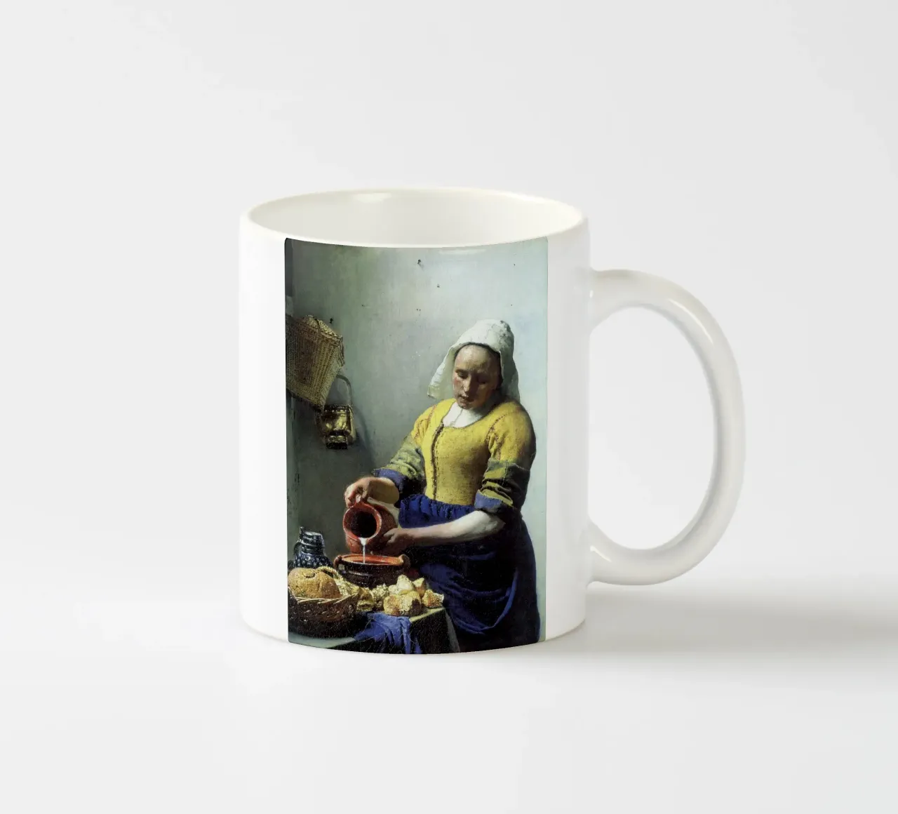 versare il latte da una brocca tazza in ceramica da walker shop