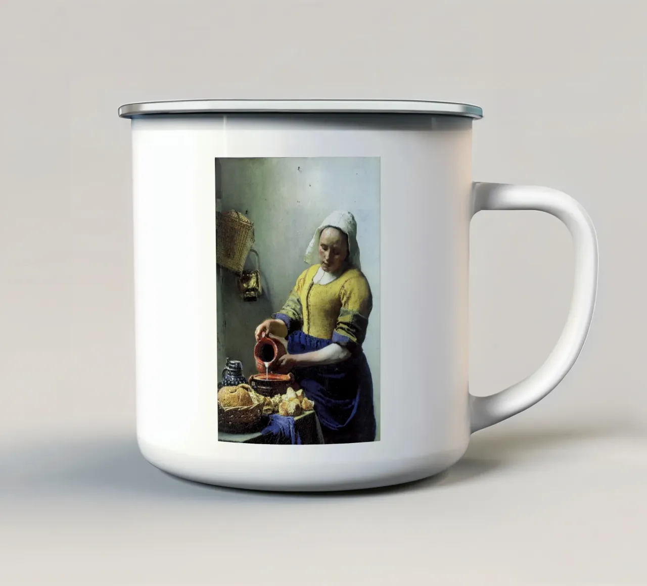 versare il latte da una brocca tazza in smalto da walker shop