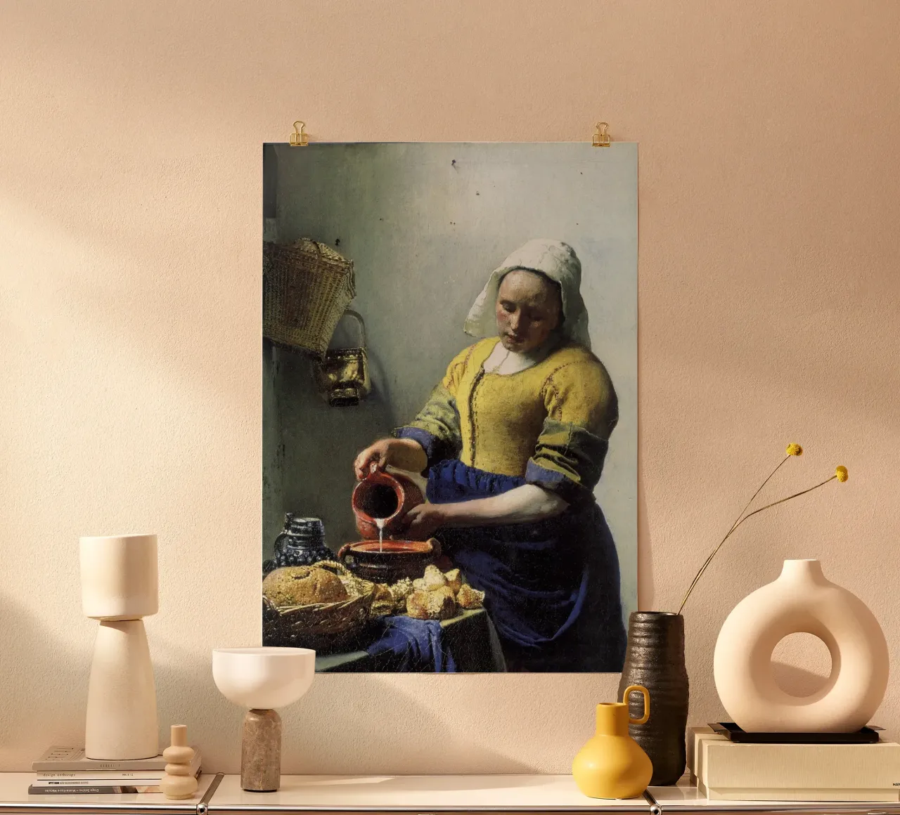 versare il latte da una brocca poster da walker shop