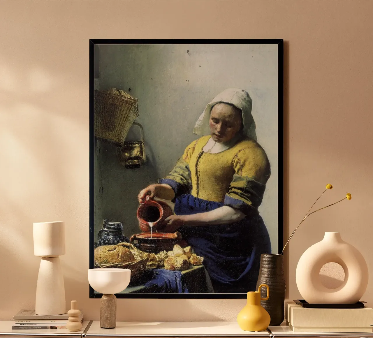 versare il latte da una brocca poster da walker shop