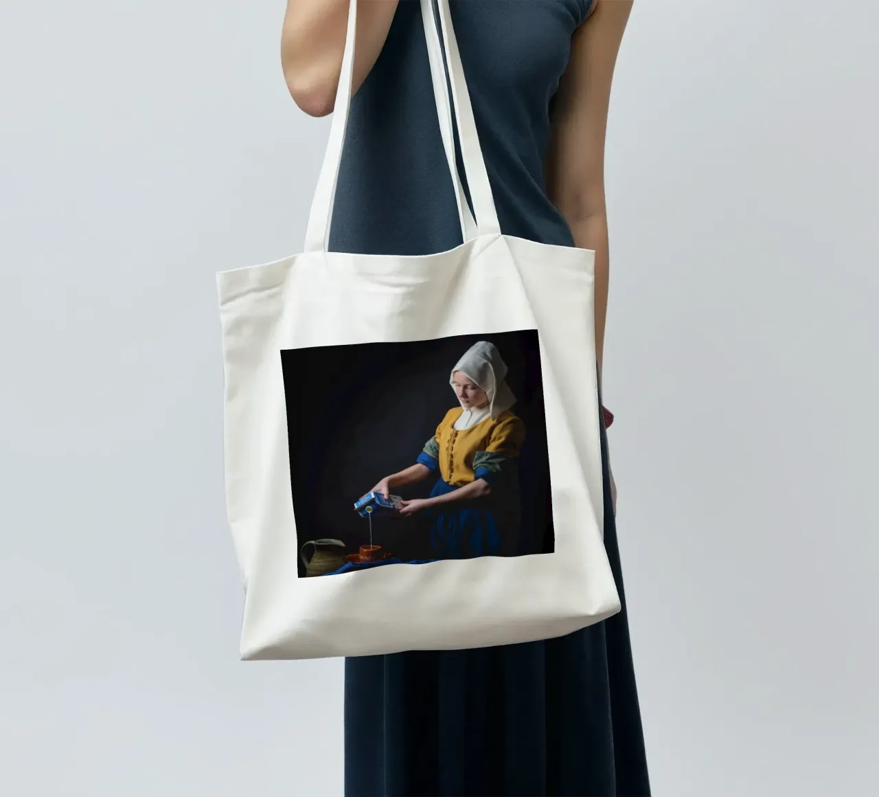 donna che versa crema di latte borsa in juta da walker shop