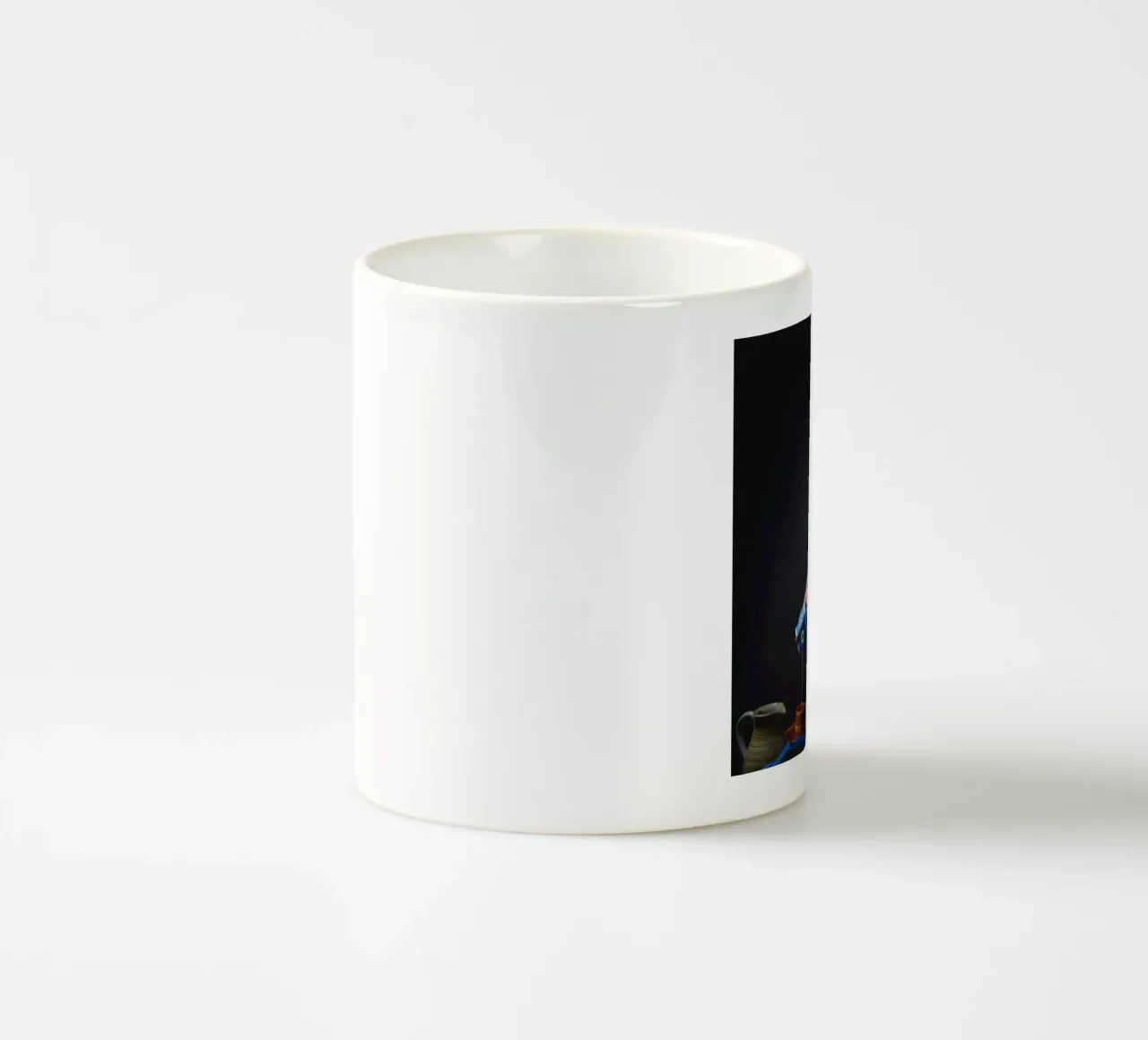 donna che versa crema di latte tazza in ceramica da walker shop