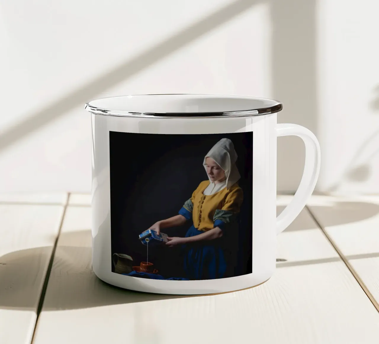 donna che versa crema di latte tazza in smalto da walker shop
