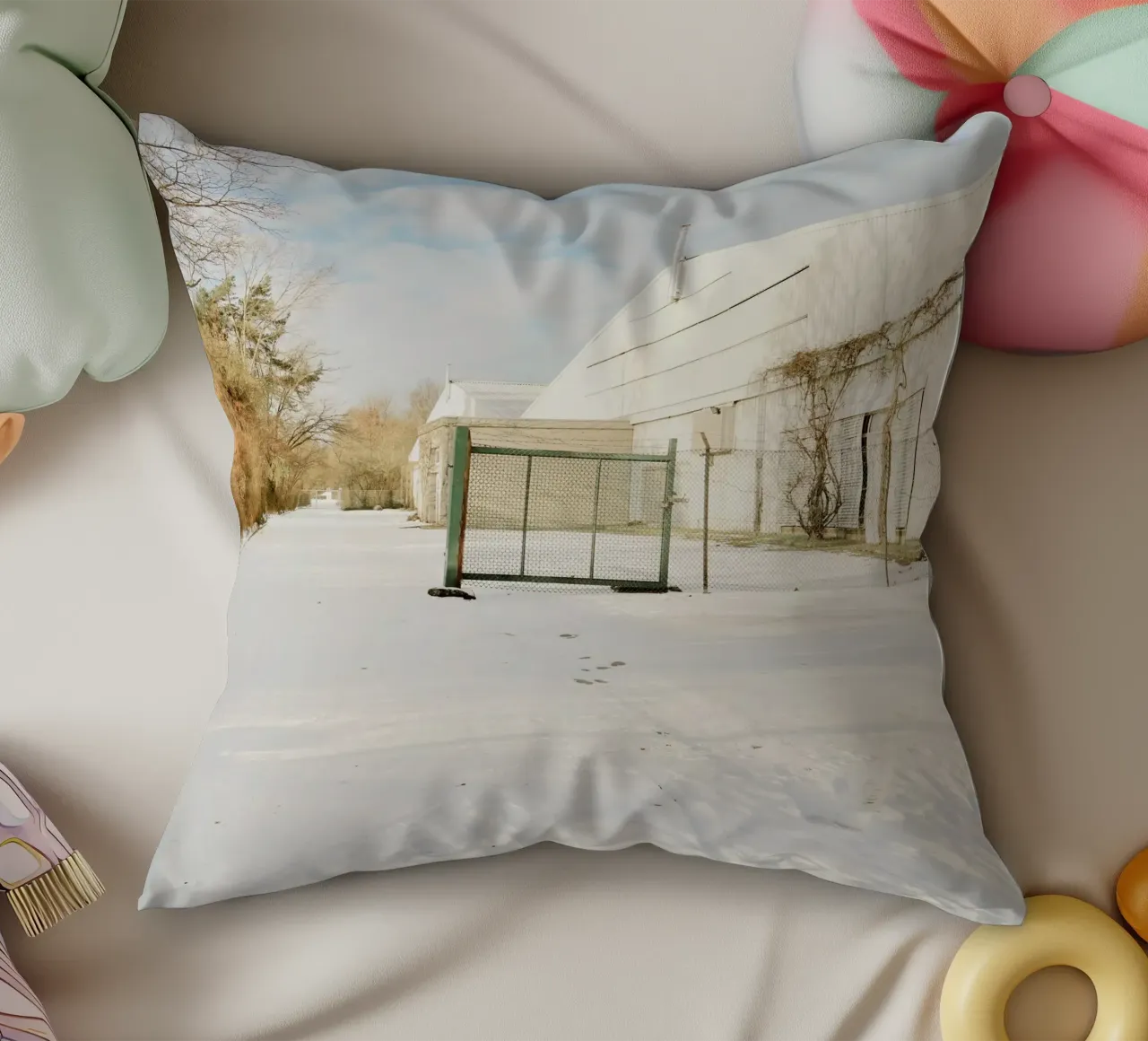 Recinzione in una giornata di sole dopo la neve cuscino da KISSA STUDIO
