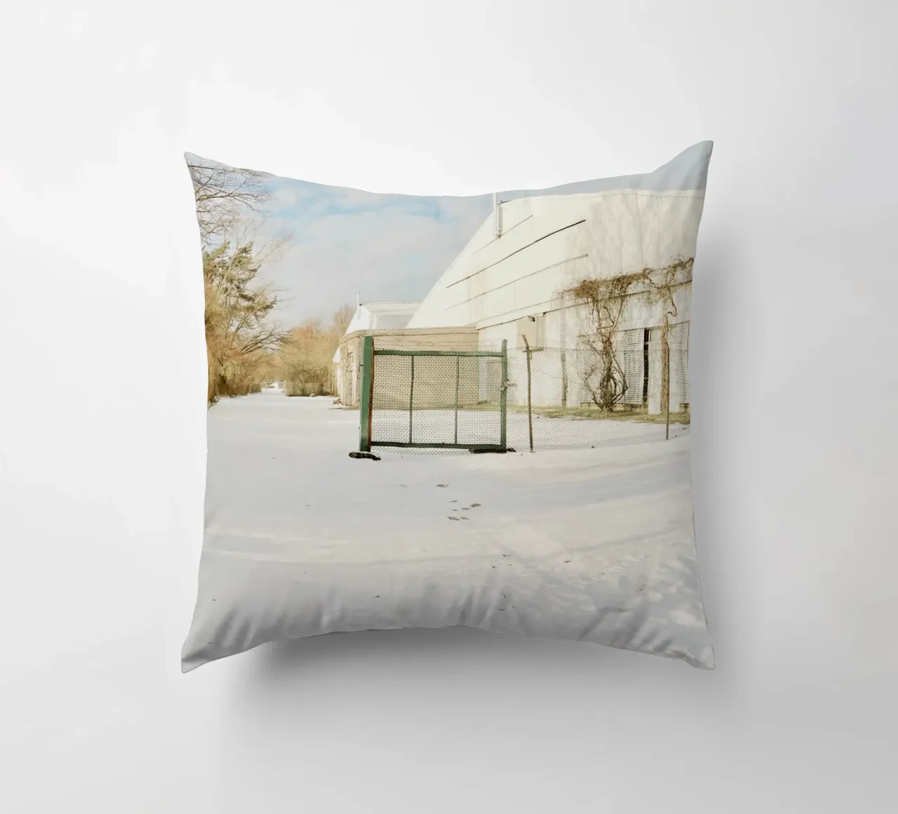 Recinzione in una giornata di sole dopo la neve cuscino da KISSA STUDIO