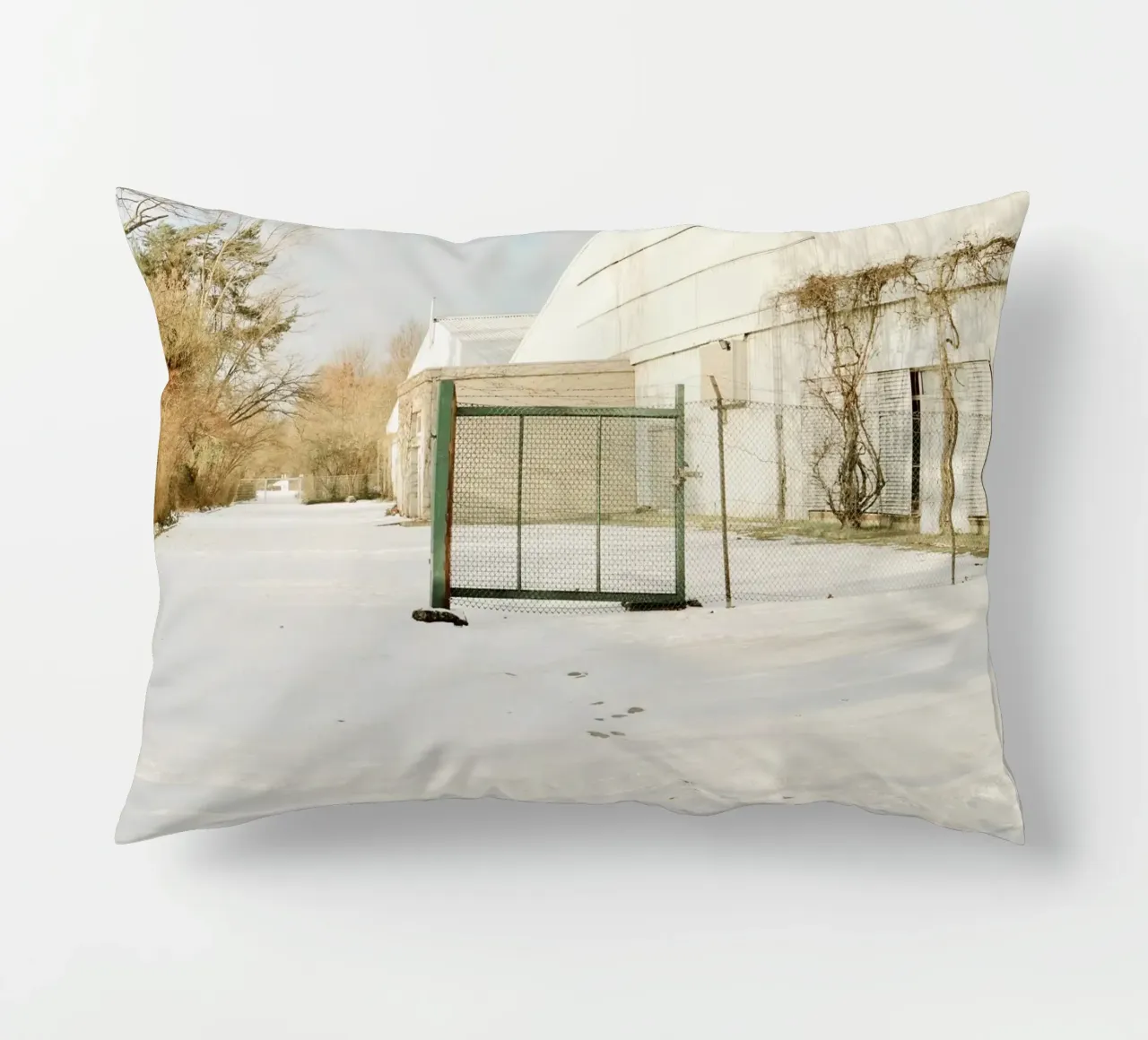 Recinzione in una giornata di sole dopo la neve cuscino da KISSA STUDIO