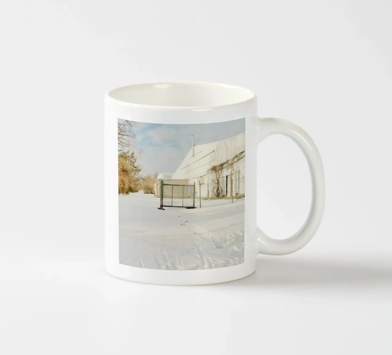 Recinzione in una giornata di sole dopo la neve tazza in ceramica da KISSA STUDIO