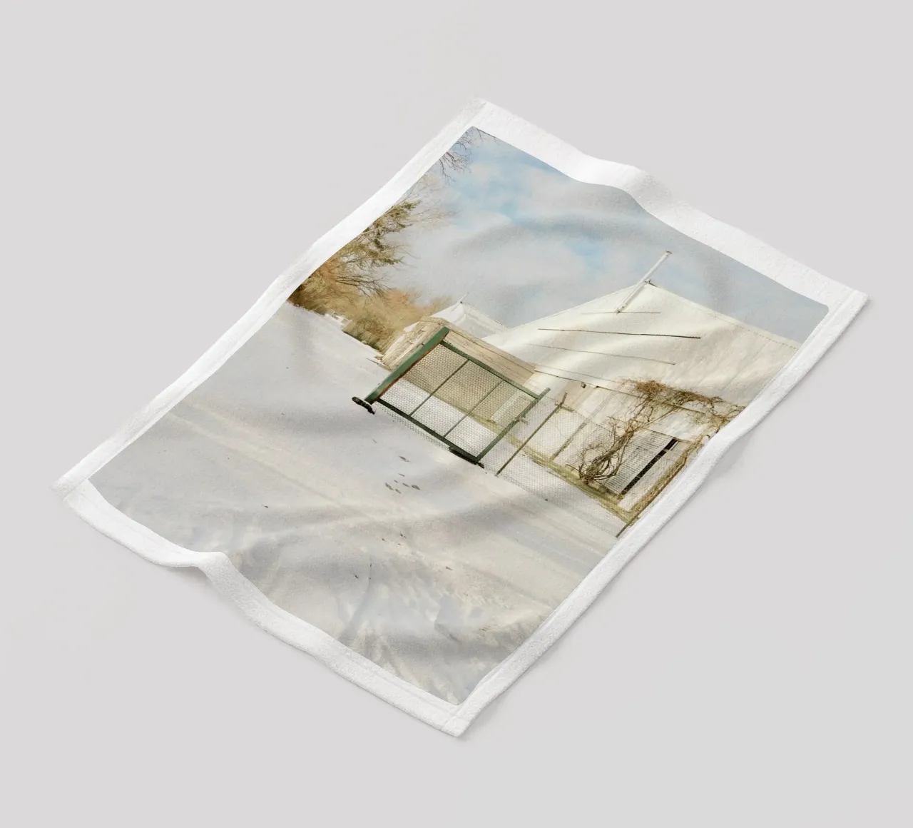 Recinzione in una giornata di sole dopo la neve coperta in pile da KISSA STUDIO