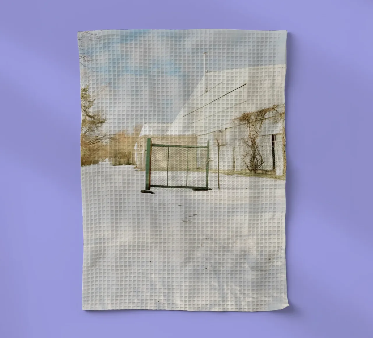 Recinzione in una giornata di sole dopo la neve canovaccio da cucina da KISSA STUDIO