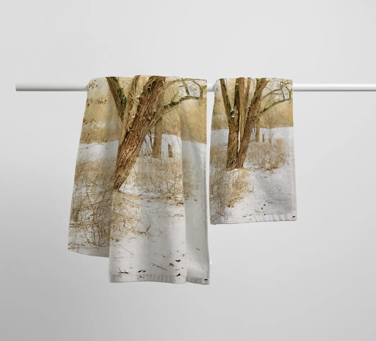 Arbres du parc des neiges serviette de bain de KISSA STUDIO