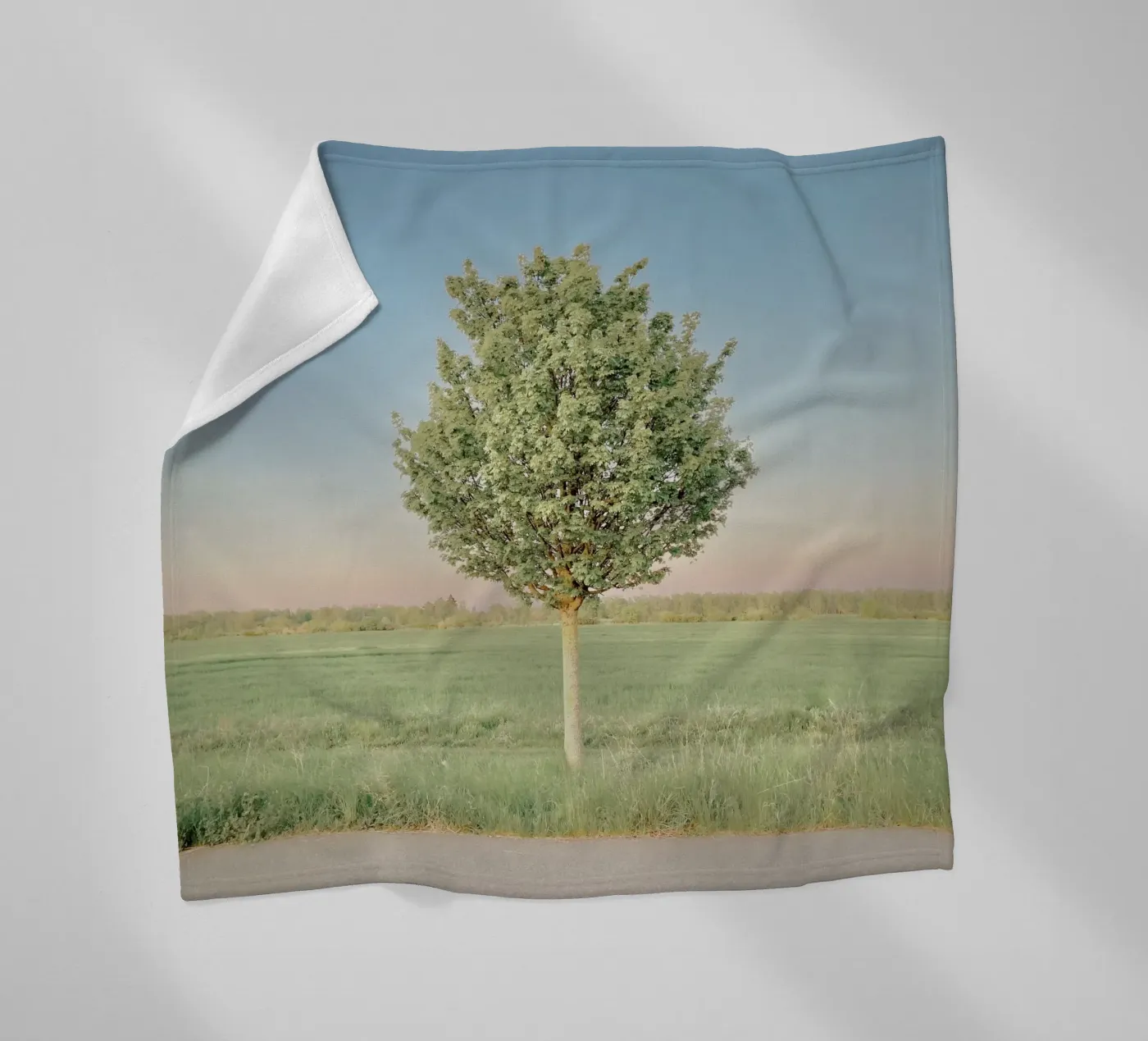 Spring Tree Fleecedecke von KISSA STUDIO