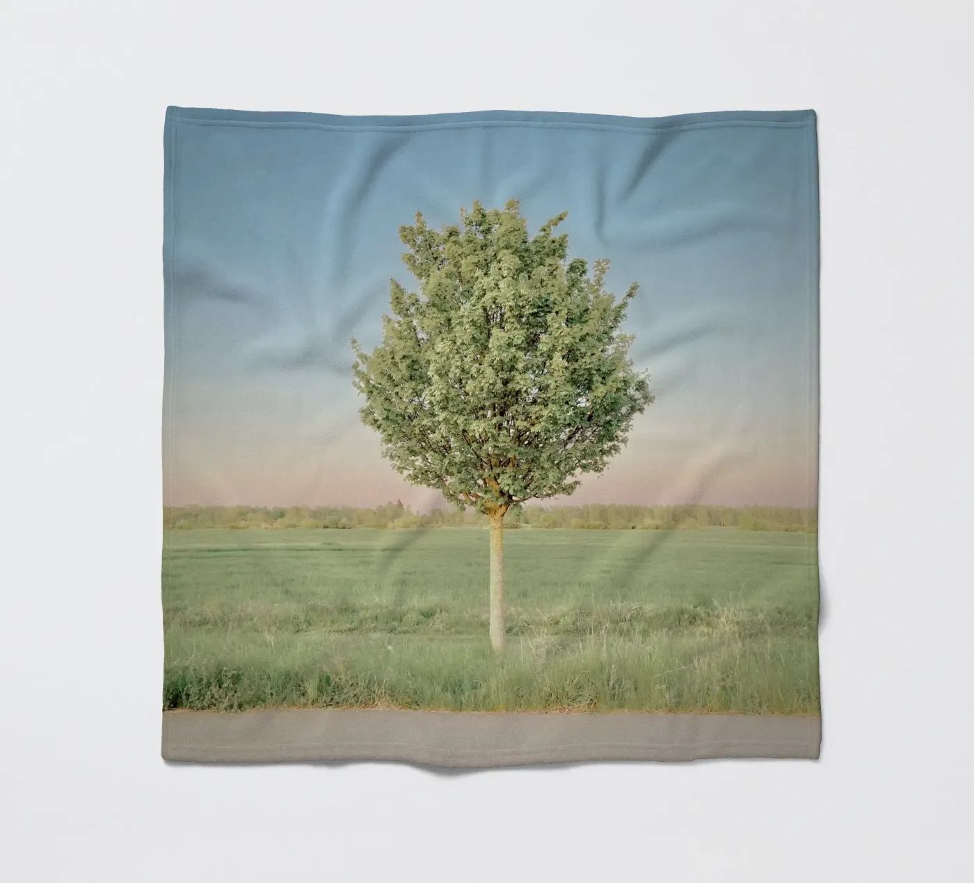 Spring Tree Fleecedecke von KISSA STUDIO