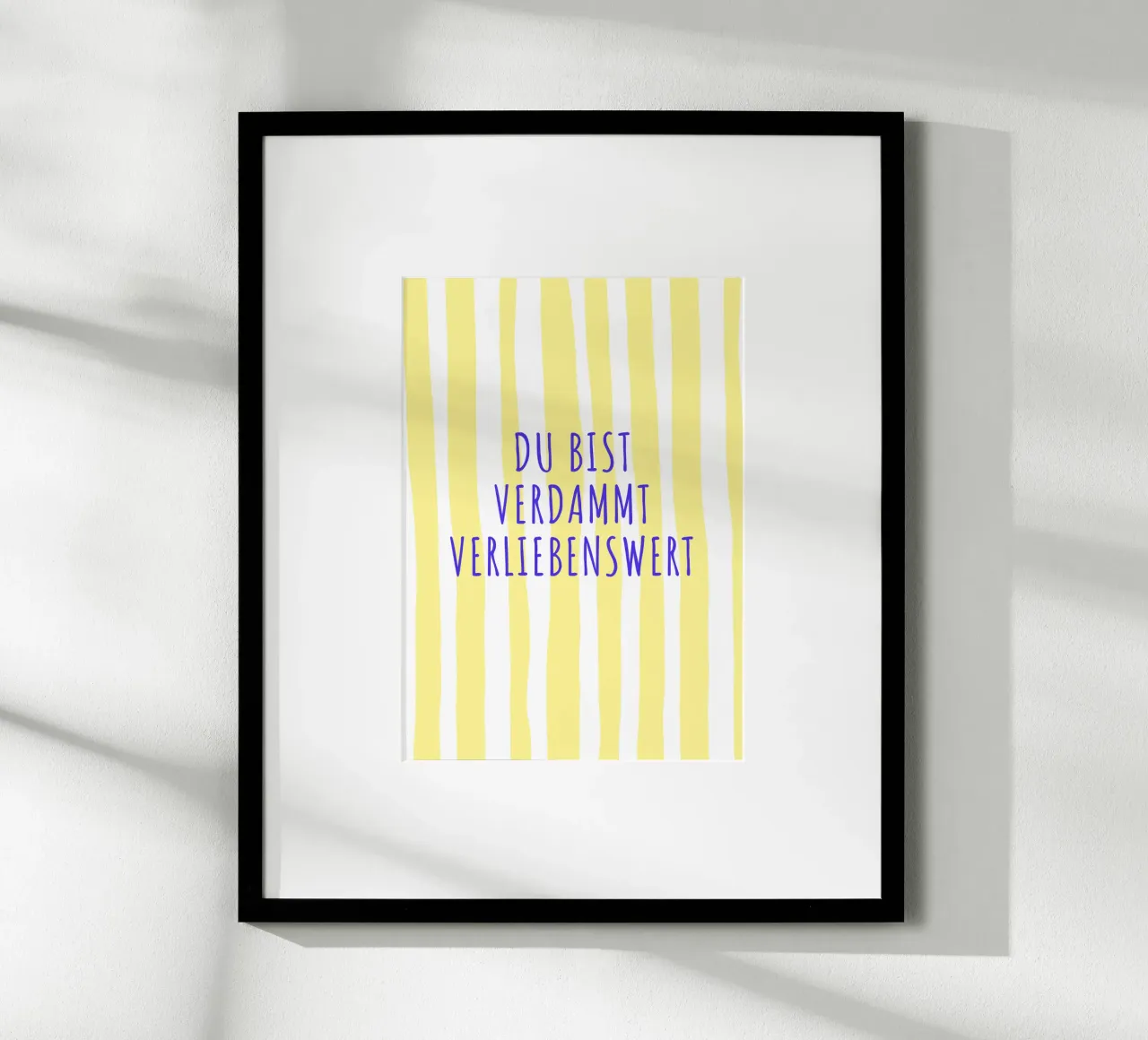 Du bist verdammt verliebenswert. poster con marco de aluminio de FRICKE DESIGN