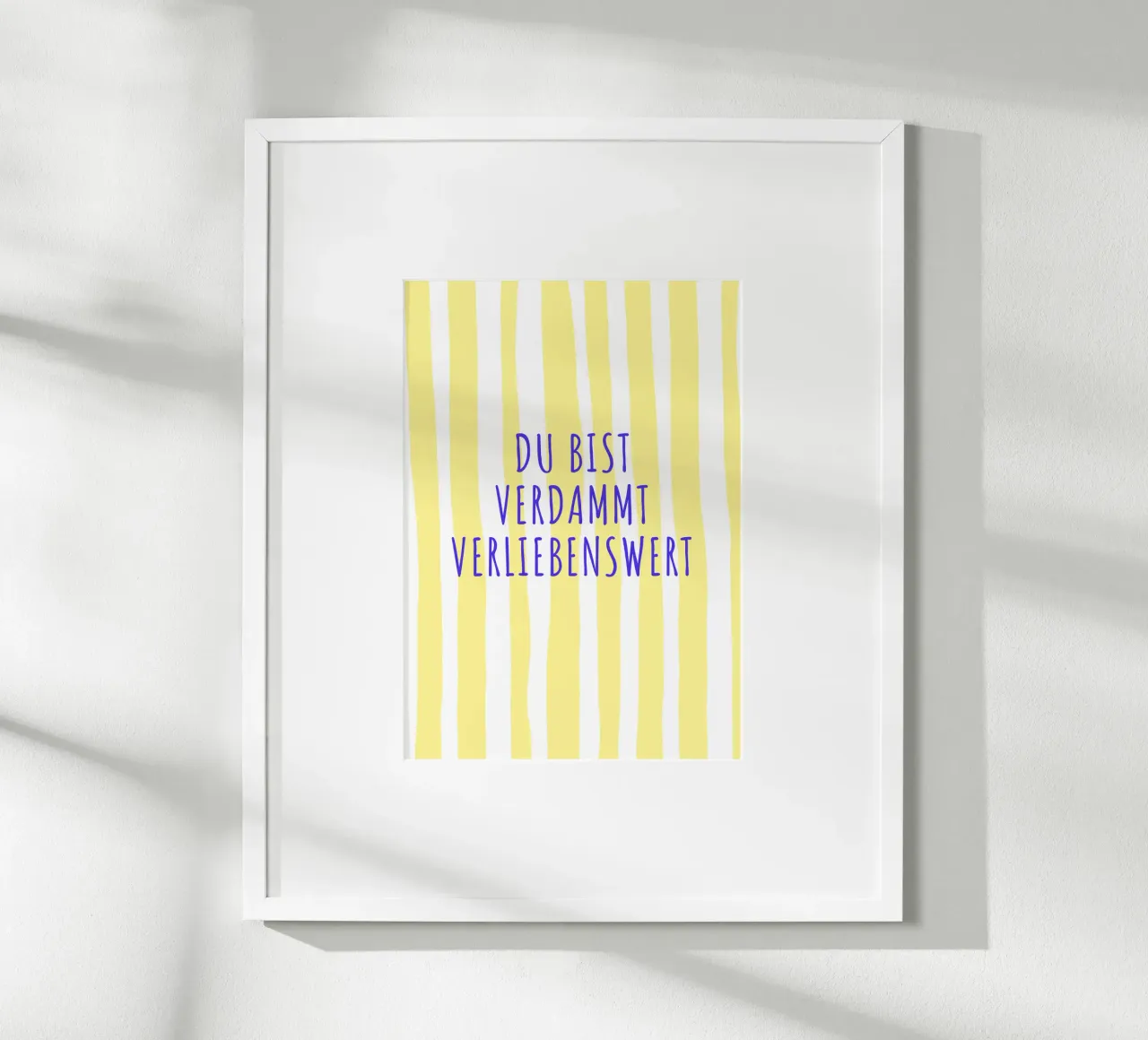 Du bist verdammt verliebenswert. poster con marco de aluminio de FRICKE DESIGN