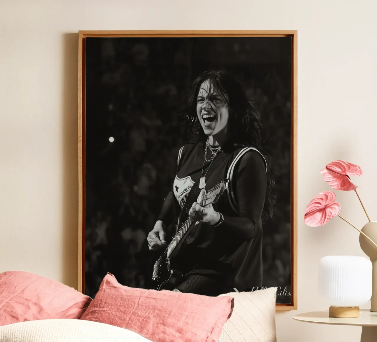 Billie Eilish und Gitarre spielen Leinwand mit Schattenfugenrahmen von AudioLibrary