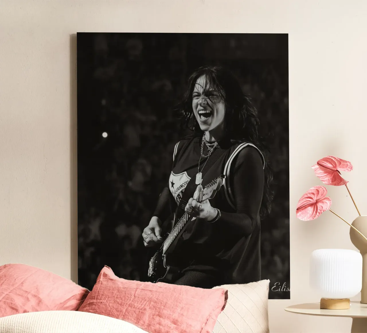 Billie Eilish und Gitarre spielen Leinwand mit Schattenfugenrahmen von AudioLibrary