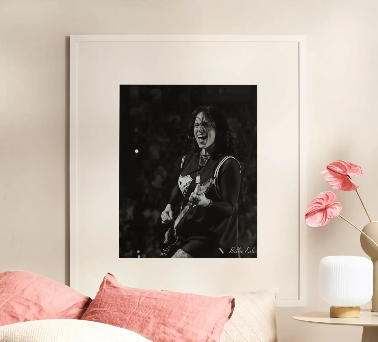 Billie Eilish e la chitarra si esibiscono poster con telaio in plastica da AudioLibrary