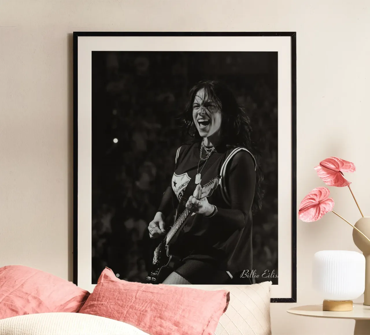 Billie Eilish e la chitarra si esibiscono poster con telaio in plastica da AudioLibrary