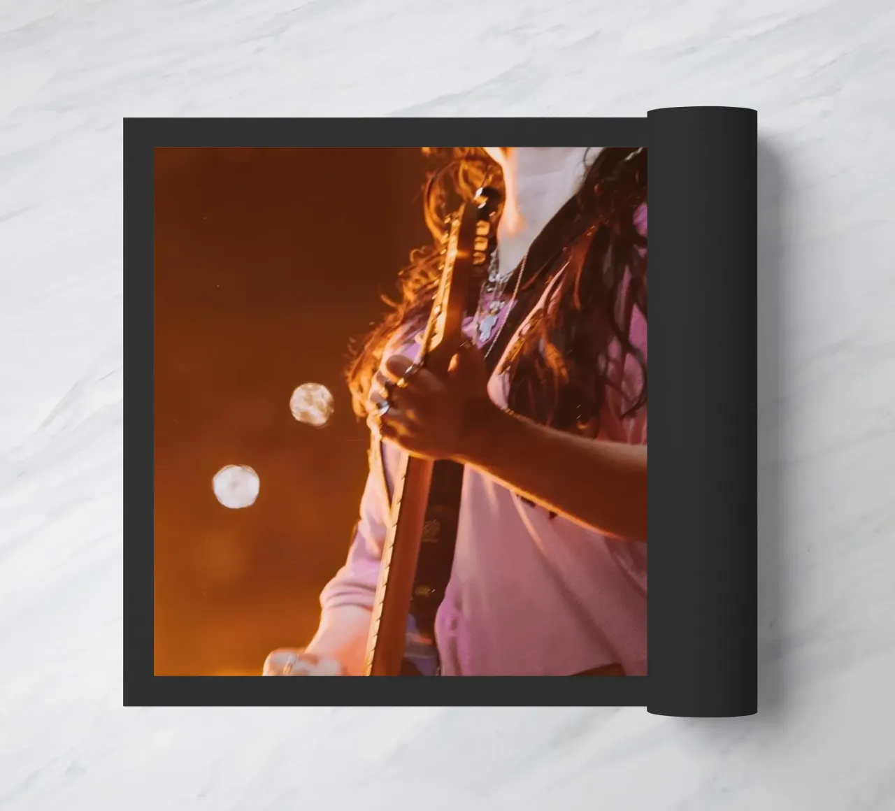 Suonare la chitarra - Billie Eilish zerbino da AudioLibrary