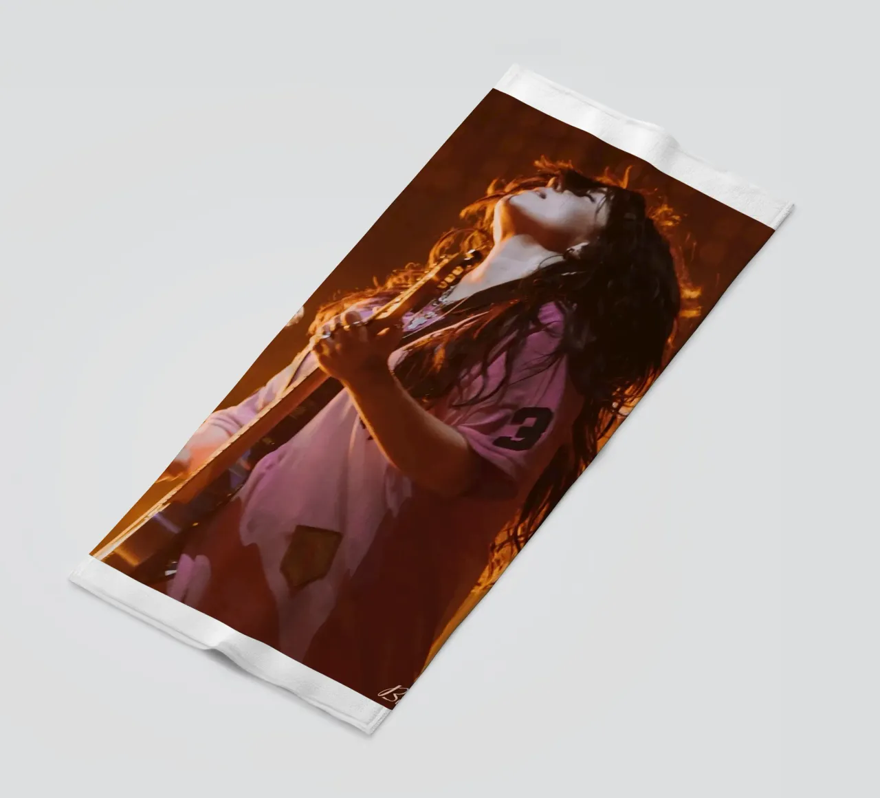 Suonare la chitarra - Billie Eilish telo mare da AudioLibrary