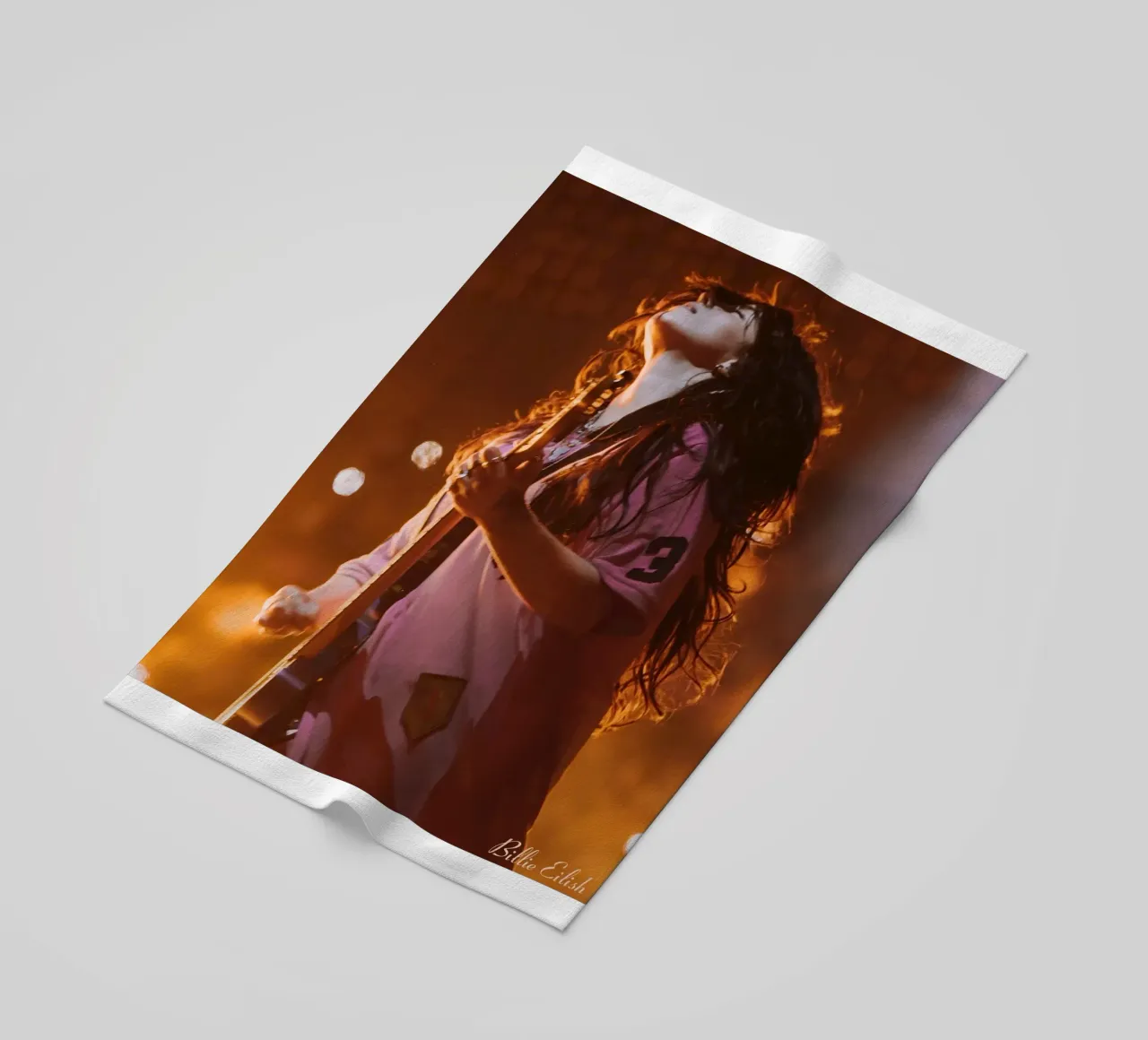 Suonare la chitarra - Billie Eilish telo mare da AudioLibrary