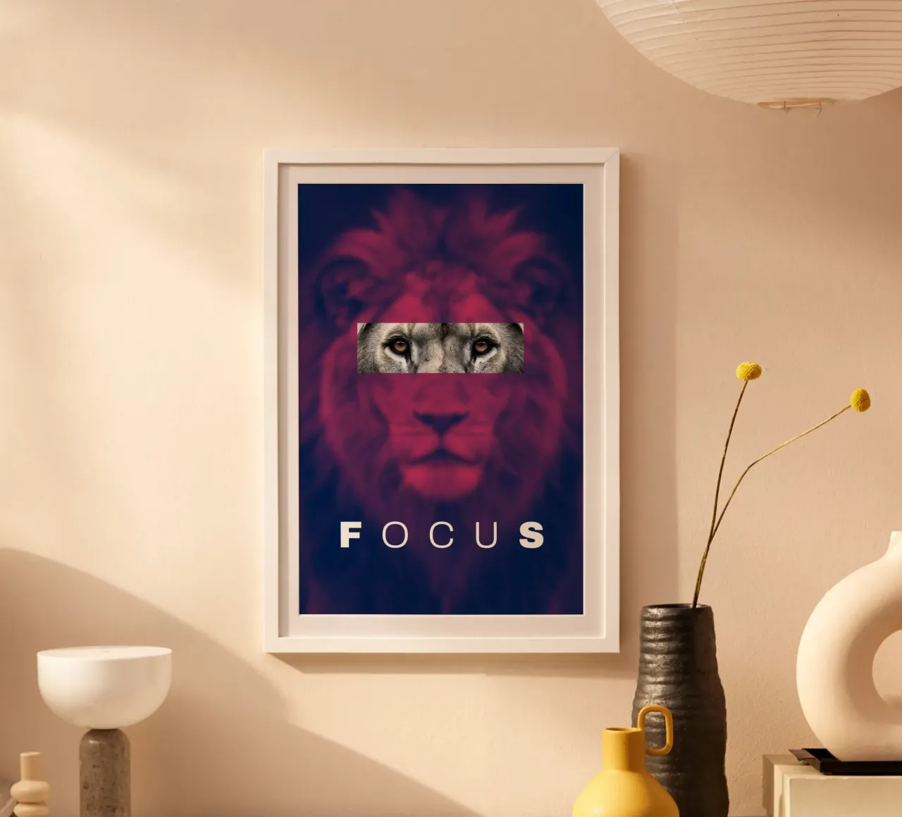 FOCUS - Löwenpower-Poster Poster mit Holzrahmen von Artezza