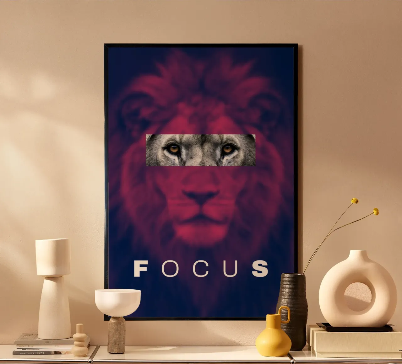 FOCUS - Löwenpower-Poster Poster mit Holzrahmen von Artezza