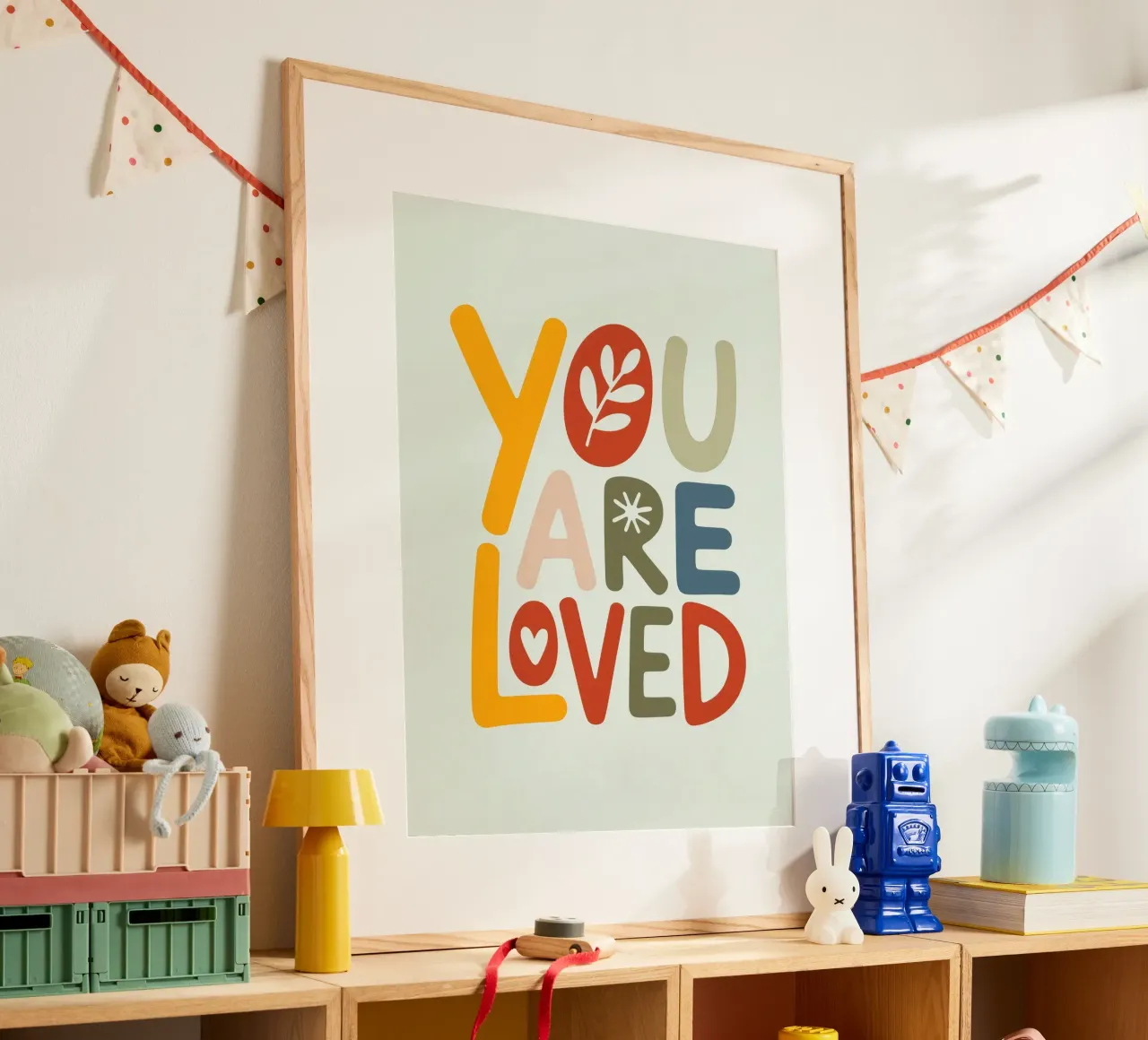 YOU ARE LOVED poster con marco de madera de Klitzeklein