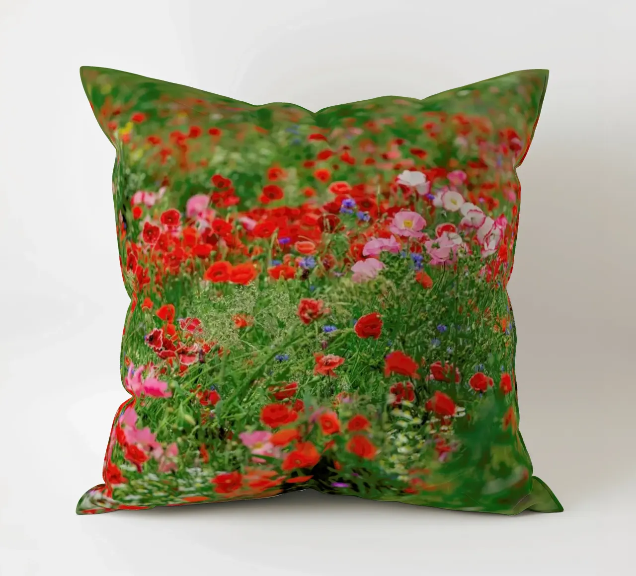 Mixed Poppy Landscape cuscino da Curious Collections by Marielle Leenders