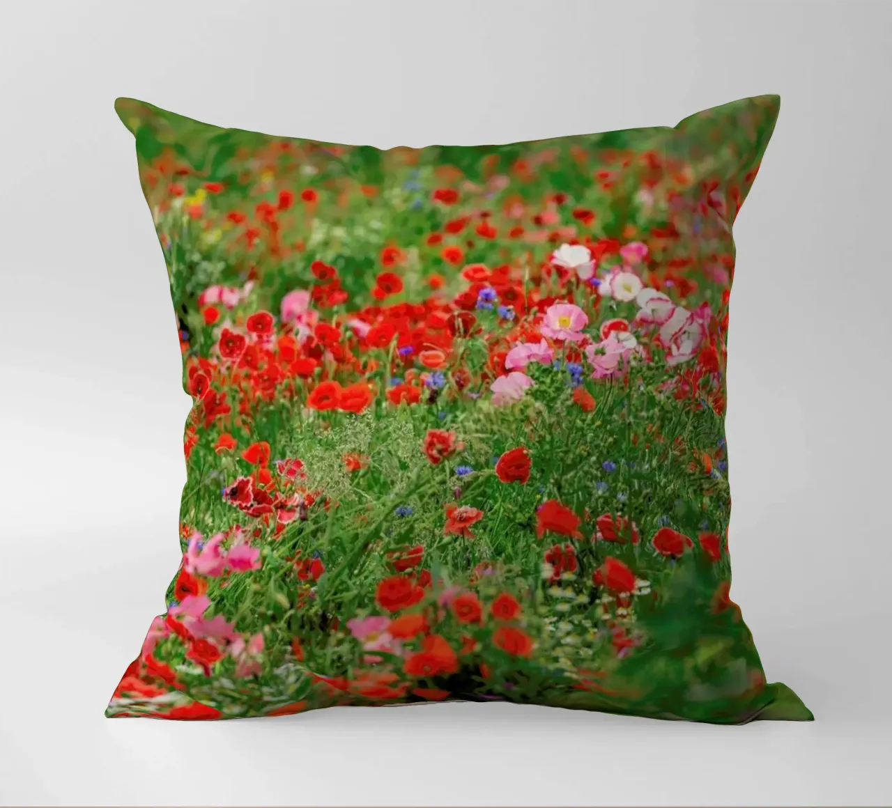 Mixed Poppy Landscape cuscino da Curious Collections by Marielle Leenders