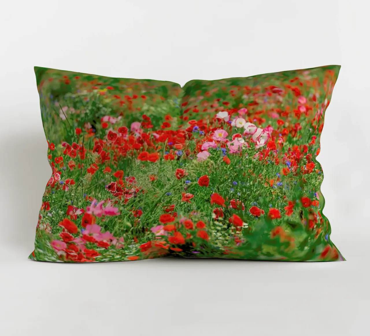 Mixed Poppy Landscape cuscino da Curious Collections by Marielle Leenders