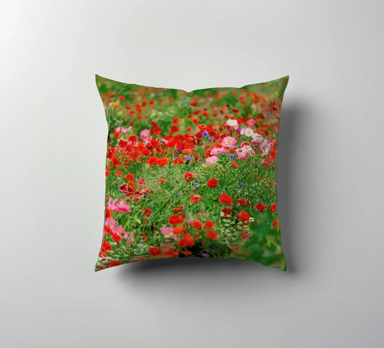 Mixed Poppy Landscape cuscino da Curious Collections by Marielle Leenders