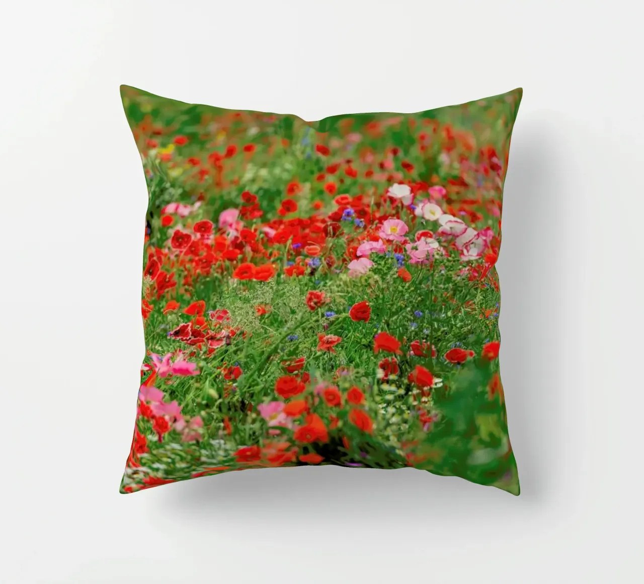 Mixed Poppy Landscape cuscino da Curious Collections by Marielle Leenders