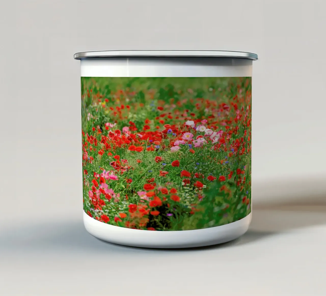 Mixed Poppy Landscape tazza in smalto da Curious Collections by Marielle Leenders