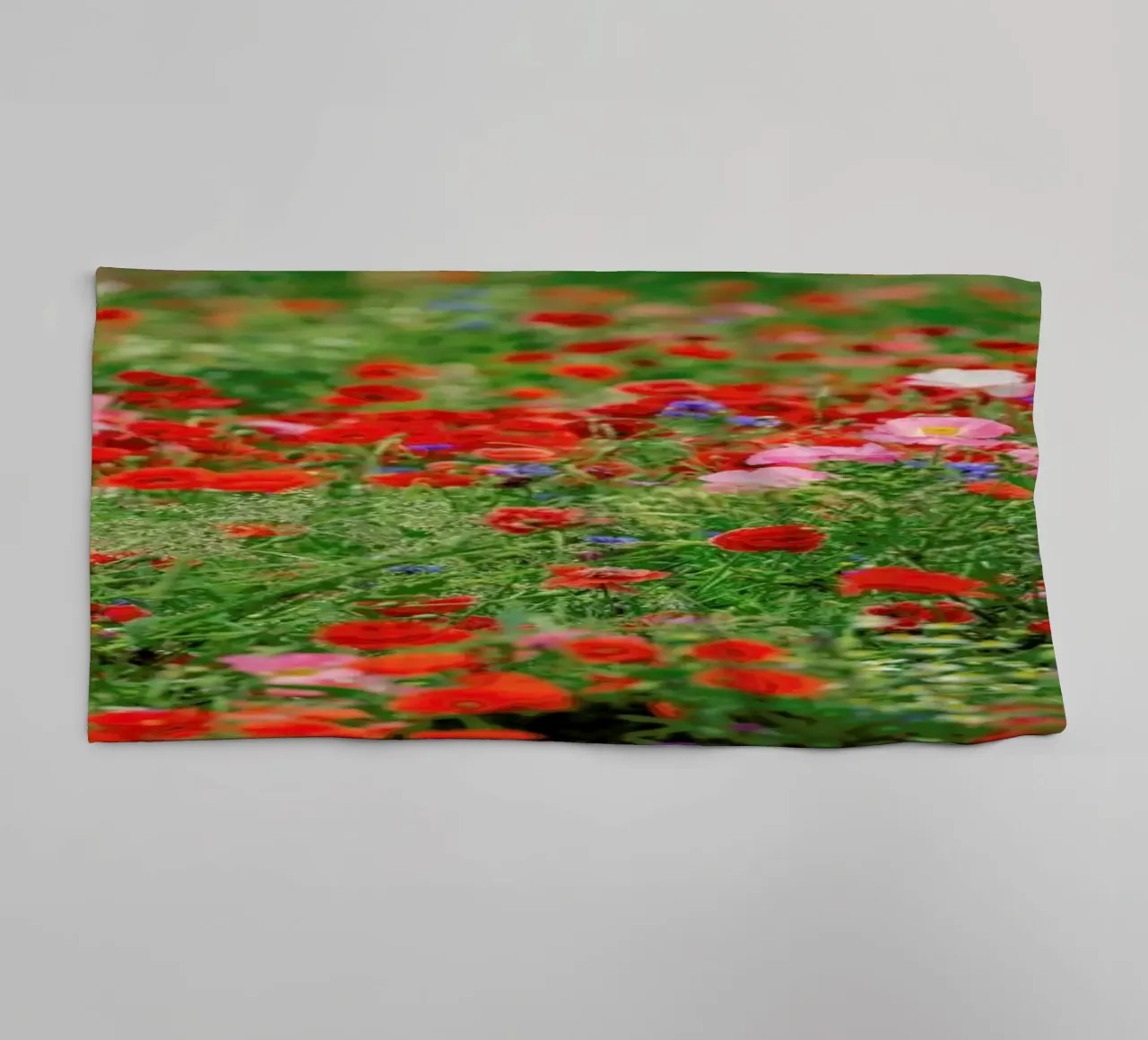 Mixed Poppy Landscape Handtuch von Curious Collections by Marielle Leenders