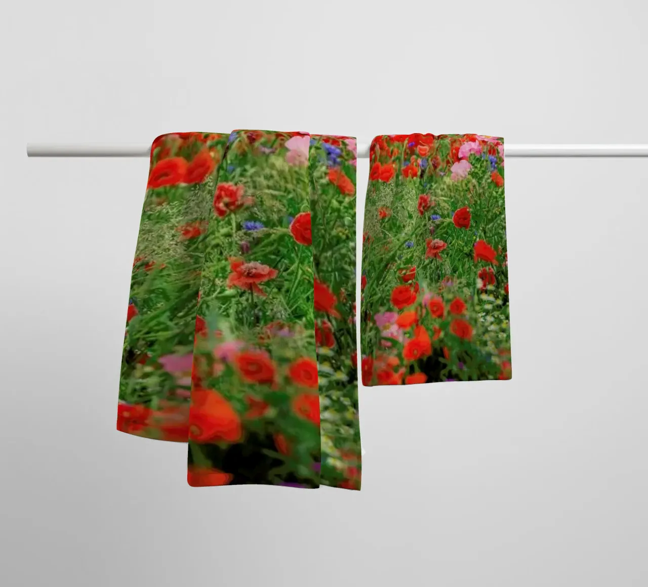 Mixed Poppy Landscape Handtuch von Curious Collections by Marielle Leenders